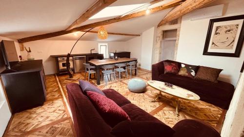 un salon avec un canapé et une table dans l'établissement poetic house, à Saint-Christol