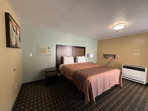 a hotel room with a bed in a room at Tahoe Sands Inn in South Lake Tahoe