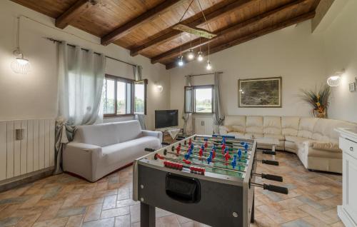 Η αίθουσα παιχνιδιών του Gorgeous Home In Fabrica Di Roma