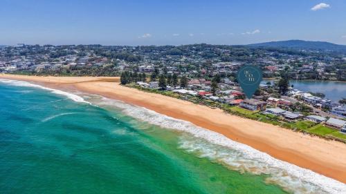 an aerial view of a beach and the ocean at Manyana Accom Holidays in Wamberal