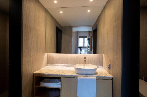 a bathroom with a bowl sink on a counter at Goyang Hotel Yuji in Goyang