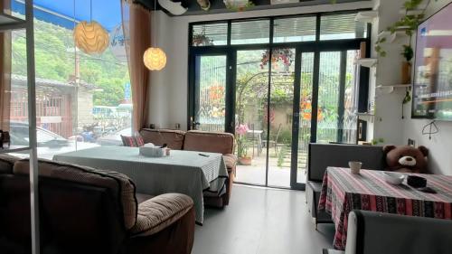 un restaurante con un osito de peluche sentado en una mesa en Fantasy Homestay, en Yangshuo