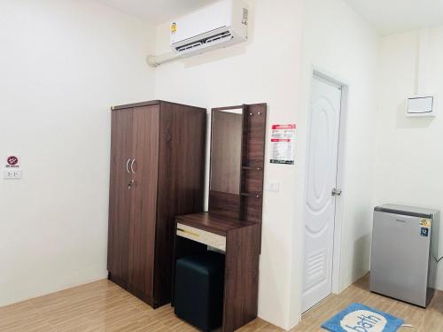 cocina pequeña con armario de madera y microondas en First Light beach bungalow 2, en Ko Pha Ngan