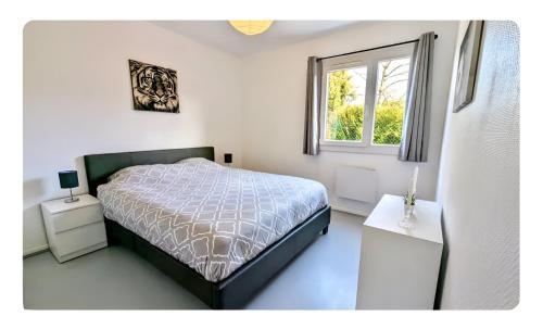 OrnexApt with garden in Ferney Ideal UN or CERN的一间带床和窗户的白色卧室