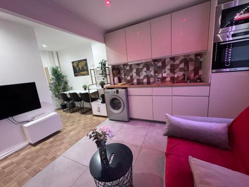 - un salon avec un canapé et un four micro-ondes dans l'établissement New 2BR Flat Paris & Orly - 6 guests - Parking, à Thiais