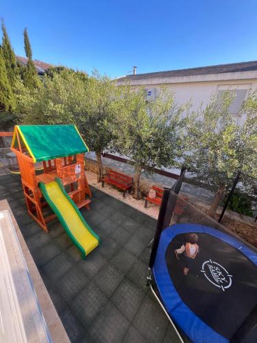 Ο χώρος παιχνιδιού για παιδιά στο Apartmani Lovren