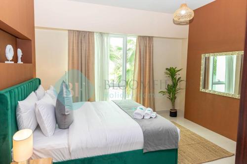Katil atau katil-katil dalam bilik di Bloomfields 2br Townhouse Marina Square AlReem