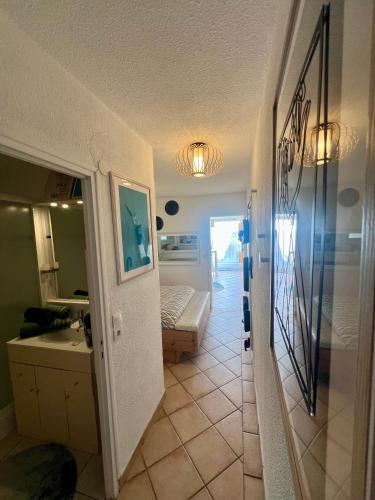 La salle de bains est pourvue d'un lavabo et d'un lit dans la chambre. dans l'établissement Sea Chic - Naturist, au Cap d'Agde