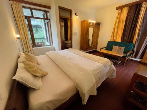 Postel nebo postele na pokoji v ubytování Tourist Hotel 10 minutes walking distance from the mall