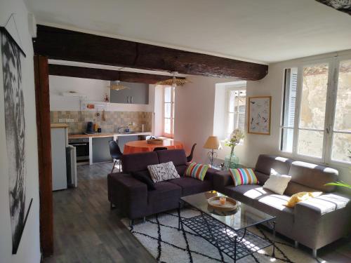 un salon avec un canapé et une table dans l'établissement Appartement T3 2 chambres plein centre ville, à Arles