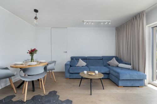 Spacious Apartment with Parking in Międzywodzie by Noclegi Renters