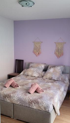 - un grand lit avec 2 oreillers roses dans l'établissement Villa Catalunya, à La Celle-sous-Gouzon