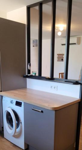 La salle de bains est pourvue d'un lave-linge et d'un miroir. dans l'établissement Villa Catalunya, à La Celle-sous-Gouzon