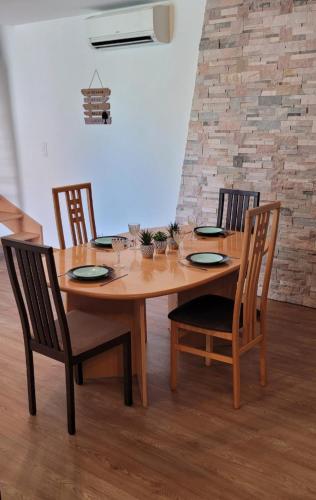une table en bois avec quatre chaises et un plateau en bois dans l'établissement Villa Catalunya, à La Celle-sous-Gouzon