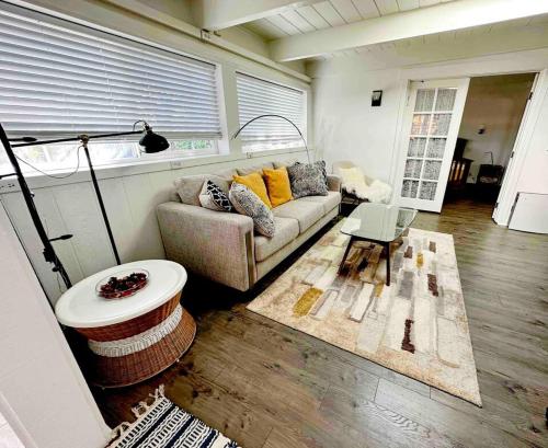 un salon avec un canapé et une table dans l'établissement Charming Backyard Guest House with Koi Pond, à San Leandro