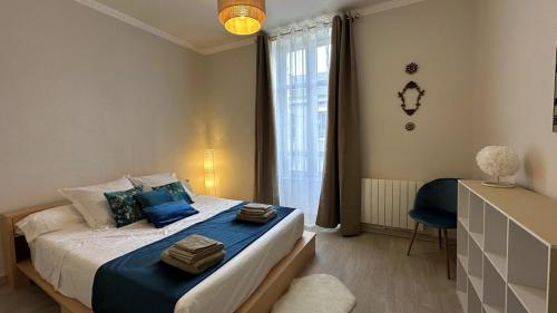 une chambre avec un lit, une fenêtre et un bureau dans l'établissement Bel appartement proche gare, à Nevers