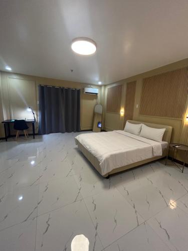 a bedroom with a large bed in a room at Clark CU Hotel in Angeles