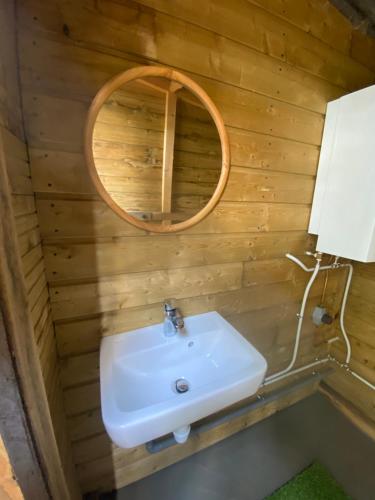 Bilik mandi di Les Pichies, Le Tipi d'Adri, Logement insolite