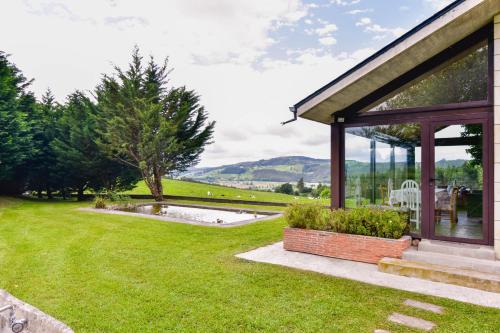 Imagen de la galería de Casa con gran jardín y piscina en Cabarceno, en Villanueva