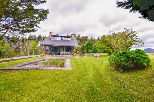 Imagen de la galería de Casa con gran jardín y piscina en Cabarceno, en Villanueva