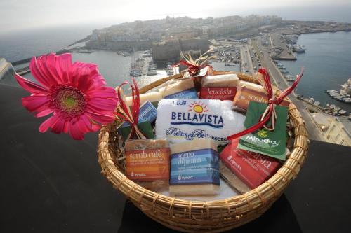 a wicker basket filled with food and a flower at Hotel Bellavista Club-Caroli Hotels in Gallipoli