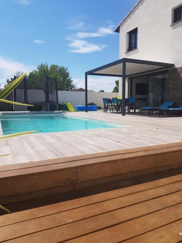 - une piscine avec un pavillon à côté d'une maison dans l'établissement Villa avec Piscine pour un séjour d'exception !, à Calvisson