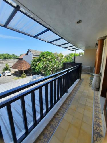 een balkon met uitzicht op het water bij Bali Oma Living in Denpasar