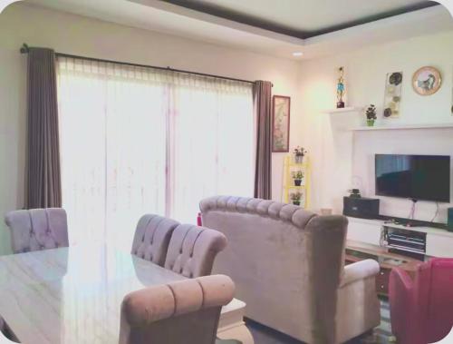 TV a/nebo společenská místnost v ubytování Vila Princess, Vimalla Hills 2br plus 1br Tenda Camping, Private pool 081tiga80satu6415satu