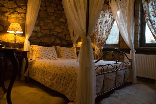 เตียงในห้องที่ Archontiko Emmanouilidi Suites