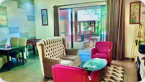 Posezení v ubytování Vila Princess, Vimalla Hills 2br plus 1br Tenda Camping, Private pool 081tiga80satu6415satu