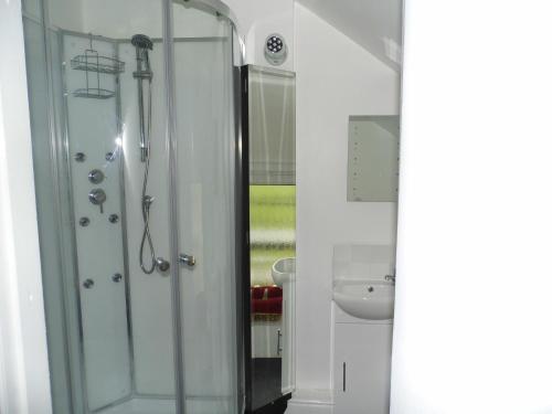 een badkamer met een douche en een wastafel bij The Anchorage in Amlwch