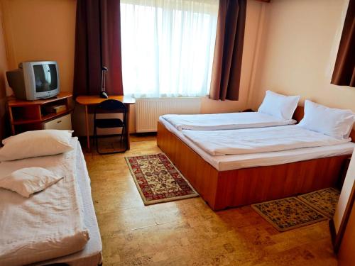 Giường trong phòng chung tại Hotel Christine