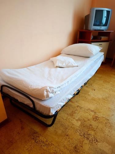 Giường trong phòng chung tại Hotel Christine
