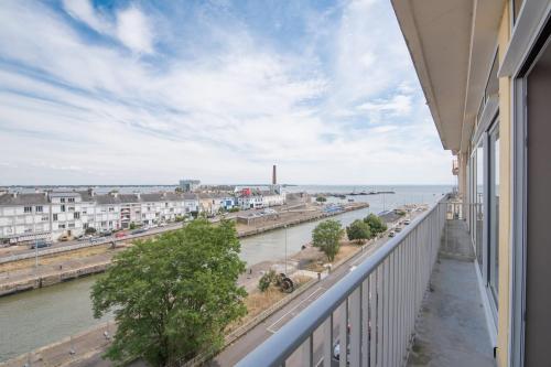 un balcon avec vue sur l'eau dans l'établissement Paquebot - face port - mer - parking, à Saint-Nazaire