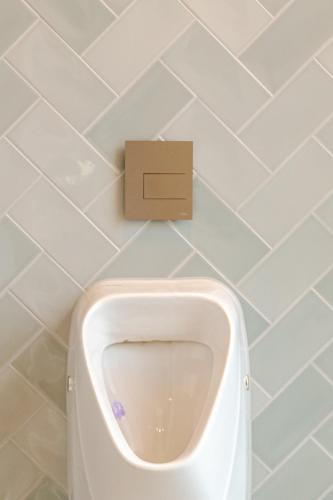 a urinal in a bathroom with a cardboard box on it at La Casa Goudacito in Gouda