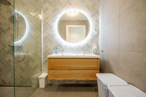 a bathroom with a sink and a mirror at La Casa Goudacito in Gouda