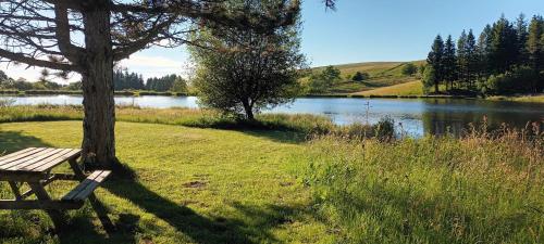 Photo de la galerie de l'établissement Chalet bois au Lac des Estives, à Montgreleix