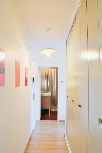 - un couloir avec des murs blancs et du parquet dans l'établissement T2 Cozy, Quiet, Parking & near Bordeaux and Airport, à Mérignac