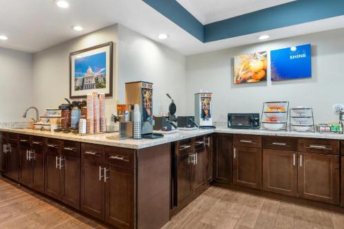 Comfort Inn & Suites Sacramento - University Area Image