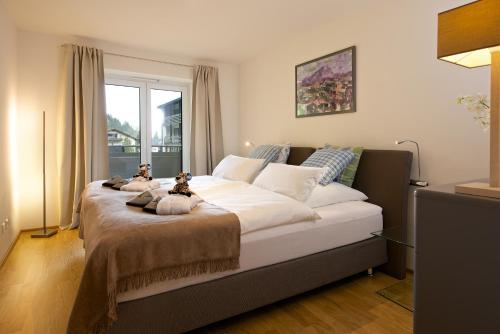 una camera da letto con un letto con due peluche sopra di Staufner Hof Ferienwohnung a Oberstaufen