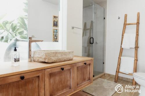 a bathroom with a sink and a shower at 104 Arje Suites Campestre by Alegría Housing in Las Pilas