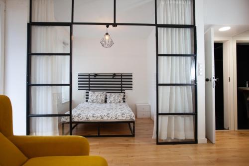 シュチェチンにあるBlack Pearl Apartament Centrumの部屋にベッドがある寝室