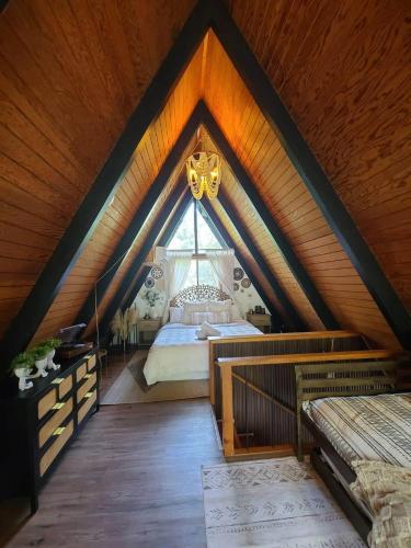 Postel nebo postele na pokoji v ubytování Sequoia A-frame Nirvana: Modern + Views + Hot Tub