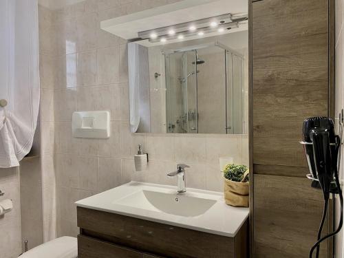 a bathroom with a sink and a mirror at Holiday home with lake-view -Breck&fest in Blevio