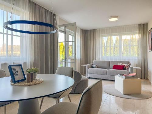 a living room with a table and chairs at "SONNTAGSKIND" - 2-Zimmer-Apartment mit Terrasse und Privatgarten in Kraiham