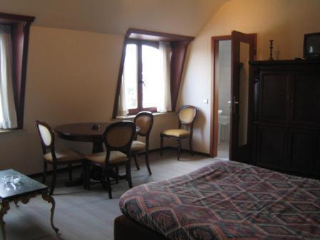Postel nebo postele na pokoji v ubytování Hotel Asian Empire