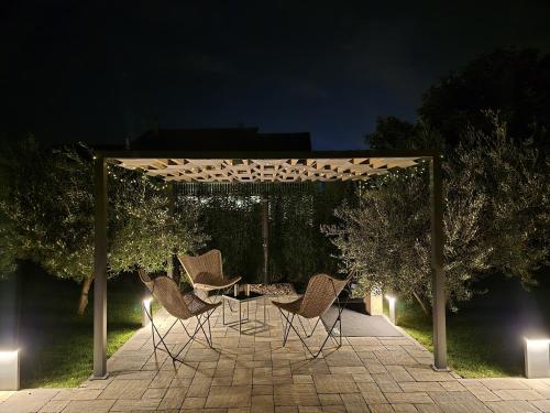 Κήπος έξω από το Giardino Sukošan - new mobile houses in olive garden, EV plug-in station