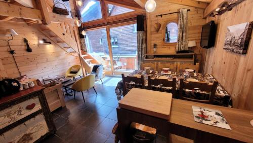 - un restaurant avec des tables et des chaises dans une salle dotée de murs en bois dans l'établissement Résidence Eden Roc Ii - bel appartement, agencé avec soin, centre station MAE-1131, aux Gets