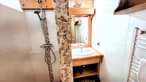 une salle de bain avec douche et lavabo dans l'établissement Résidence Eden Roc Ii - bel appartement, agencé avec soin, centre station MAE-1131, aux Gets
