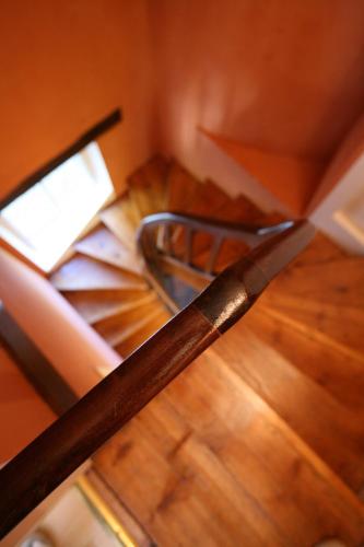 une table en verre avec un couteau sur un plancher en bois dans l'établissement Domaine de Mousseaux, Montbouy, à Montbouy